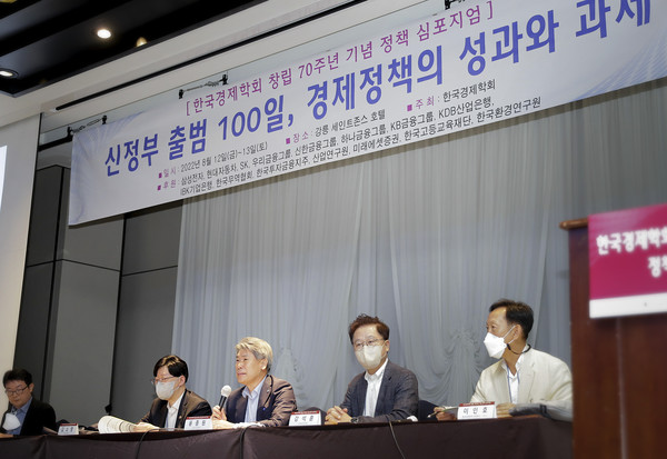지난 12일 강릉 세인트존스 호텔에서 열린 ‘한국경제학회 창립 70주년 기념 정책 심포지엄‘에서 윤종원 IBK기업은행장이 ‘혁신성장과 금융정책‘ 세션의 주제발표와 함께 토론에 참여하고 있다(사진:IBK기업은행)