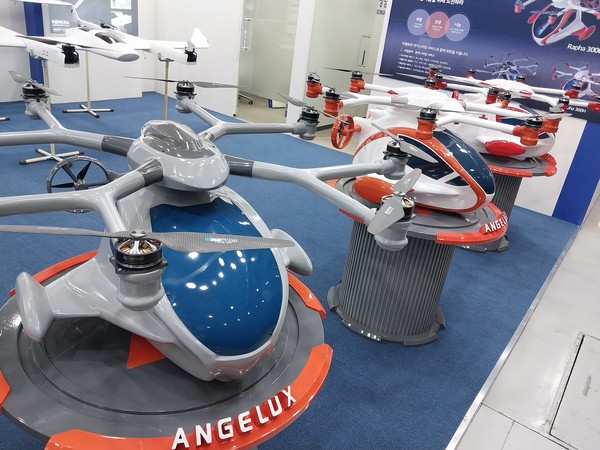 17일부터 사흘 간 서울 코엑스에서 열리고 있는 '2022 무인이동체박람회'에 출품된 무인이동체 제품들. 한 업체가 출품한 에어택시 모형이 특히 눈길을 끌었다.