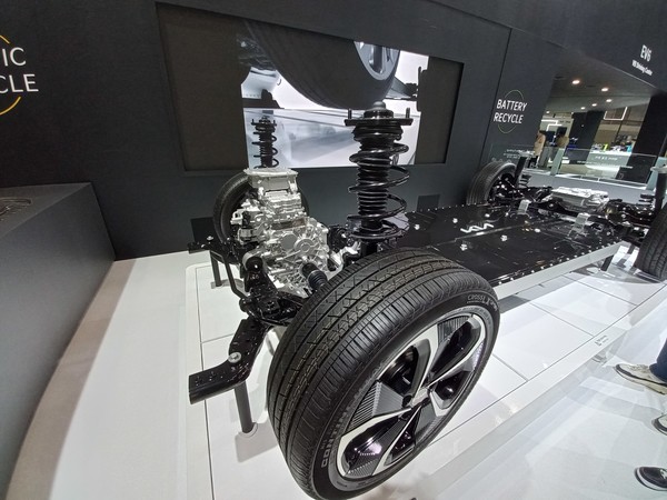 '2021 서울모빌리티쇼'에 출품된 기아 전기차 'EV6'의 차축과 프레임.