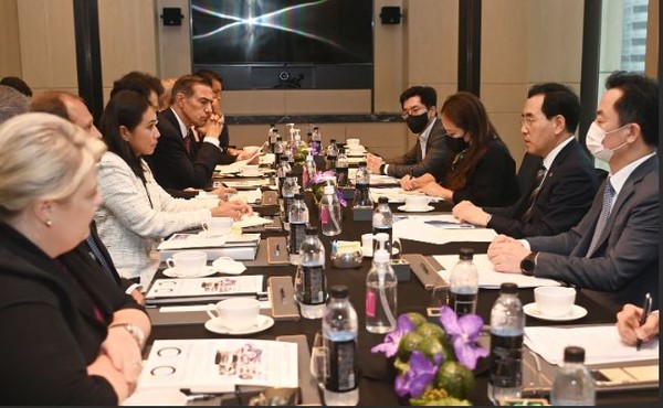 이창용 산자부 장관을 비롯한 관계자들이 방한한 미 하원의원들과 면담을 하고 있다.(사진=산업통상자원부)