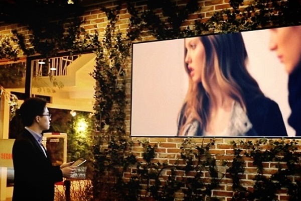 사진은 사물인터넷 기술을 접목한 디지털 사이니지 기술로서, 본문과 직접 관련은 없음.