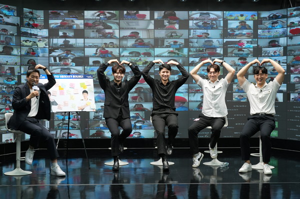 지난 8월, LS드림사이언스클래스 17기 온라인 비전캠프에서 노성민 MC(좌에서 첫번째), 마술사 유튜버 니키(좌에서 두번째), 종이비행기 국가대표팀 위플레이(좌에서 세번째부터 다섯번째까지)가 아동들과 기념촬영(제공:LS그룹)