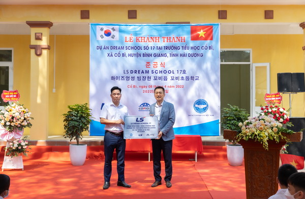 올해 4월 개최된 LS드림스쿨 17호 준공식에서 LS VINA 김종필 법인장(우)이 꼬비 초등학교 Le Van Trong 교장 선생님(좌)에게 현판을 전달하고 있다.(제공:LS그룹)
