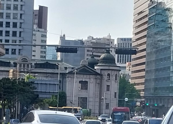 남산터널 방향에서 바라본 서울 중구 남대문로의 한국은행 본관 모습.