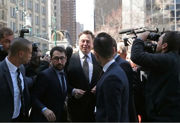 취재진에 둘.러싸여 있는 일론 머스크.(사진 가운데).(사진=로이터 통신)