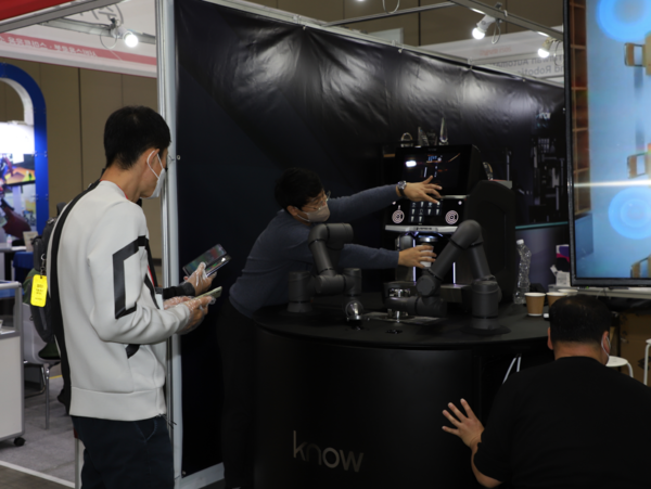 '2021 로보월드' 전시회에 참가한 업체 부스의 모습.