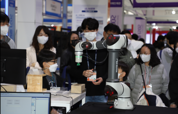 '2021 로보월드' 전시장에서 관객들이 로봇기술을 관람하고 있다.
