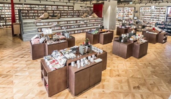 예스24 기흥점 계단식 서가와 기프트존으로 본문과 직접 관련은 없음.(사진=YES24)