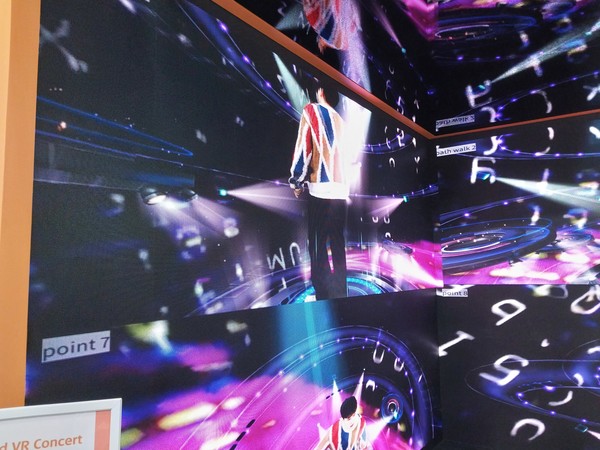 '2022 메타버스 페스티벌'의 KT부스에서 선보인 대형 메타버스 화면.