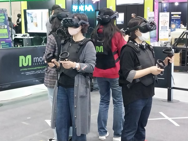 '2022 메타버스 페스티벌'에서 참관객들이 메타버스 기술에 의한 XR현실을 체험하고 있다.