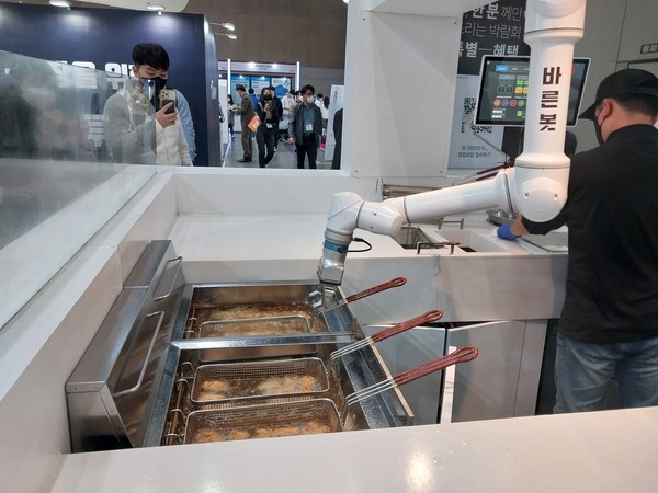 '2022 로보월드'에 출품된 '튀김 로봇'
