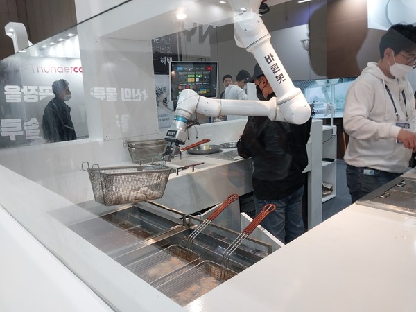 치킨 튀김 로봇.