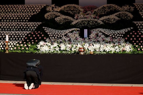 이태원 참사 희생자들을 위한 분향소에서 조문하는 시민.(사진=로이터 통신)