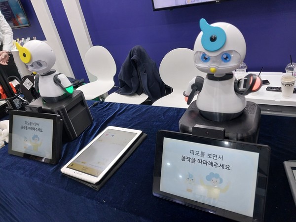 '2022 로보월드'에 출품된 어르신용 돌봄로봇들.