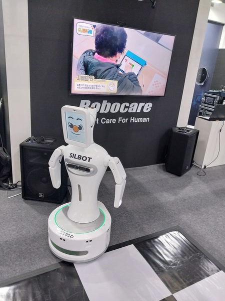 '2022 로보월드'에 출품된 어르신용 돌봄로봇.