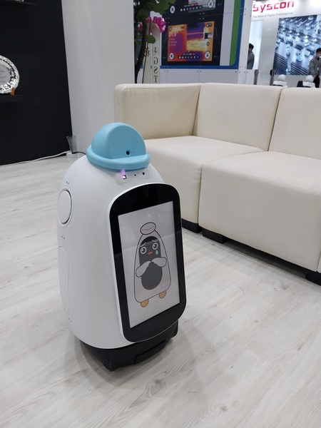 '2022 로보월드'에 출품된 어르신용 돌봄로봇.