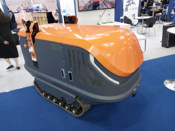 과수원 등에서 사람 대신 농약 살포와 퇴비 및 수확물을 운반할 수 있는 'AI 자율방제로봇'가 최근 '2022로보월드'에서도 선을 보였다.