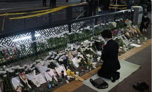 대형 참사가 벌어진 이태원 현장에서 추모하고 있는 시민의 모습.(사진='뉴욕타임즈')