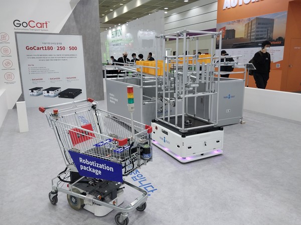 ''2022 스마트팩토리전&오토메이션전'에 출품된 작업 보조용 자동거치대와 협동로봇.