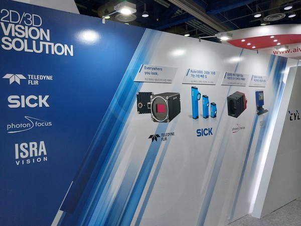 '2022 스마트팩토리전'에서 머신 비전 기술을 출품한 참가업체 부스로서 본문 기사와는 직접 관련이 없음.