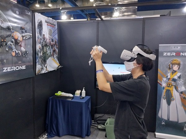 '2022 메타버스 페스티벌'에서 한 관람객이 메타버스 기술을 체험하고 있다.