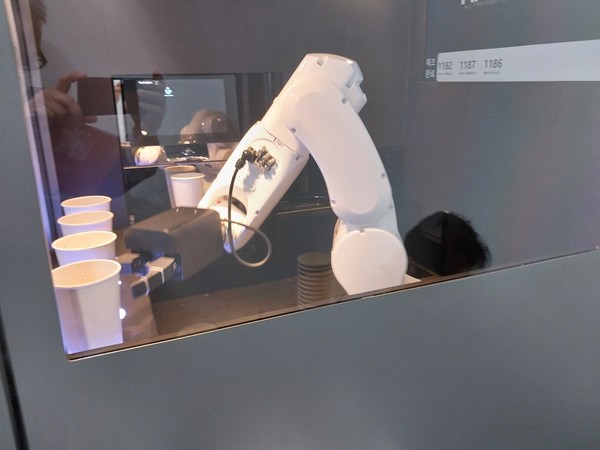 '2022 로보월드'에 출품된 바리스타 로봇의 모습으로 본문 속의 '소프트로봇'과는 다름.
