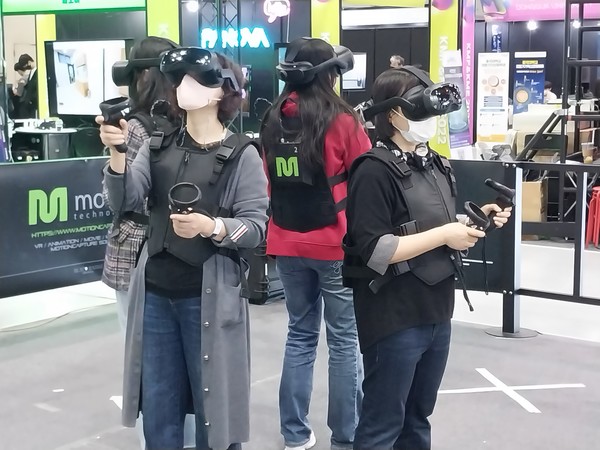 '2022 메타버스 페스티벌'에서 관람객들이 VR기기를 쓰고 가상체험을 하고 있다. 사진은 본문기사와 직접 관련은 없음.