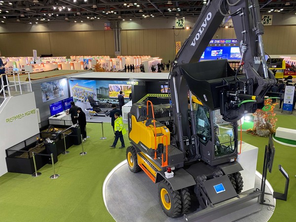 현재 중장비 위주로 적용되고 있는 MG/MC의 표준시방서를 확정, 고시함으로써 스마트 건설을 촉진하고 있다. 사진은 '2021스마트팩토리전'에 출품된 스마트 건설 장비.