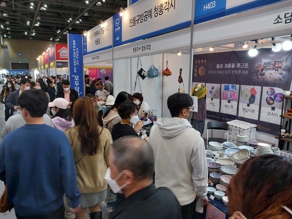 사용자 중심의 고객데이터 플랫폼, 총체적 경험, AI플랫폼 경쟁 등 국내 사정에 맞는 '2023 10대 디지털 비즈니스 모델'이 공개되어 눈길을 끈다. 사진은 소비자와 사용자들을 대상으로 한 소비대전인 '2022 메가쇼' 현장으로 본문과 직접 관련은 없음.