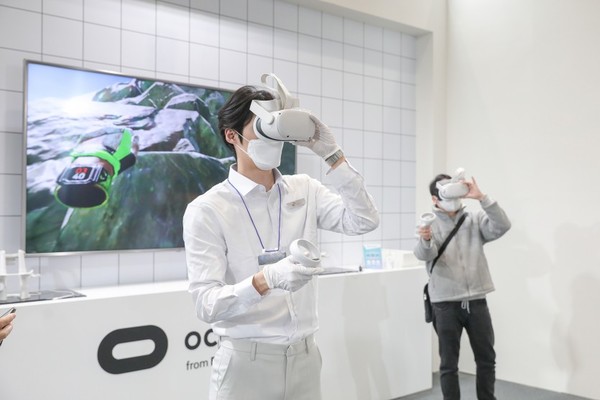 '2022 메타버스페스티벌'에서 메타버스를 체험하는 관객들.