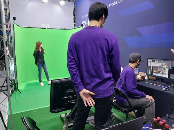 메타버스 전문 업체가 관련 프로그램을 시연해보이고 있다.