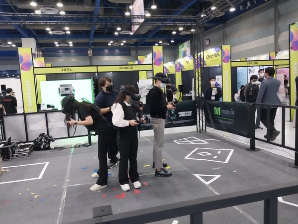 '2022 메타버스 페스티벌'에서 관람객들이 직접 메타버스 기술을 체험해보고 있다.