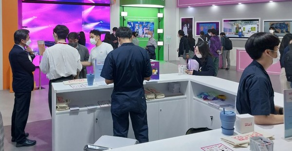 '2022 메타버스 페스티벌'에 참가한 업체와 관람객들.