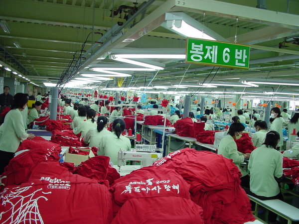 북한의 개성공단 근로자들의 작업 풍경으로 본문 기사와는 직접 관련이 없음.