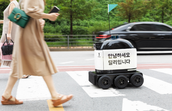 '배달의민족'이 시범 운영하는 자율주행 배달로봇 '딜리'. (사진출처 = 배달의민족)