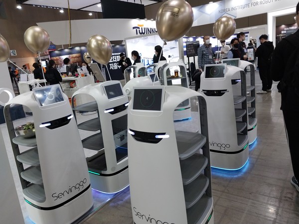 '2022 로보월드'에 출품된 배달로봇 제품의 모형.