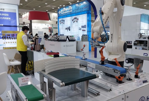 '2022 스마트팩토리&오토메이션전' 출품 업체의 모습으로 본문 기사와 직접 관련은 없음.