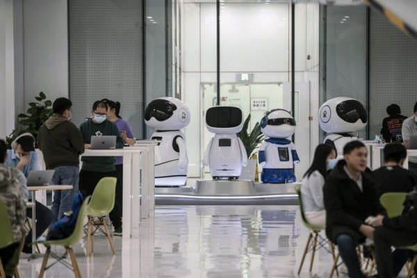중국에서 '챗GPT' 열풍이 거세게 일고 있어, 미국 언론들이 이를 대서특필하며 예의주시하고 있다. 사진은 나름의 '생성AI' 기술을 접목한 AI챗봇 '어니봇'을 개발하는 등 이같은 열풍을 주도하고 있는 중국 바이두사의 전시장 풍경. (사진=블룸버그 뉴스)