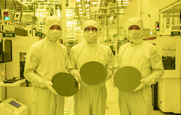 삼성전자 파운드리사업부 (좌측부터) 정원철 상무, 구자흠 부사장, 강상범 상무가 화성캠퍼스 3나노 양산라인에서 3나노 웨이퍼를 보여주고 있다. (사진출처 = 삼성전자)