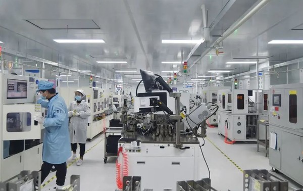 중국은 초대형 AI 기술의 기반이 되는 반도체 칩을 최근 자급자족하기 위한 노력을 기울이고 있다.  사진은 중국 현지의 반도체 공장. (사진=게티 이미지)