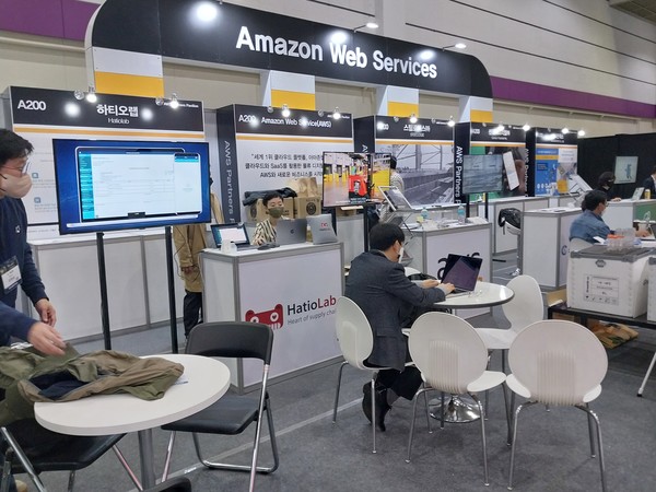 한 전시회에 출품한 AWS 관련 업체의 부스로서, 본문과 직접 관련은 없음.