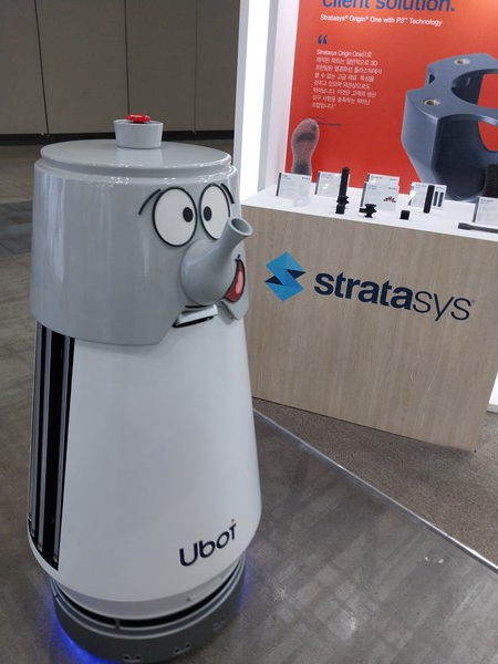 '2022 로보월드'에 등장한 매장 경비 로봇으로 인공지능과 센서기술이 접목된 경우다.