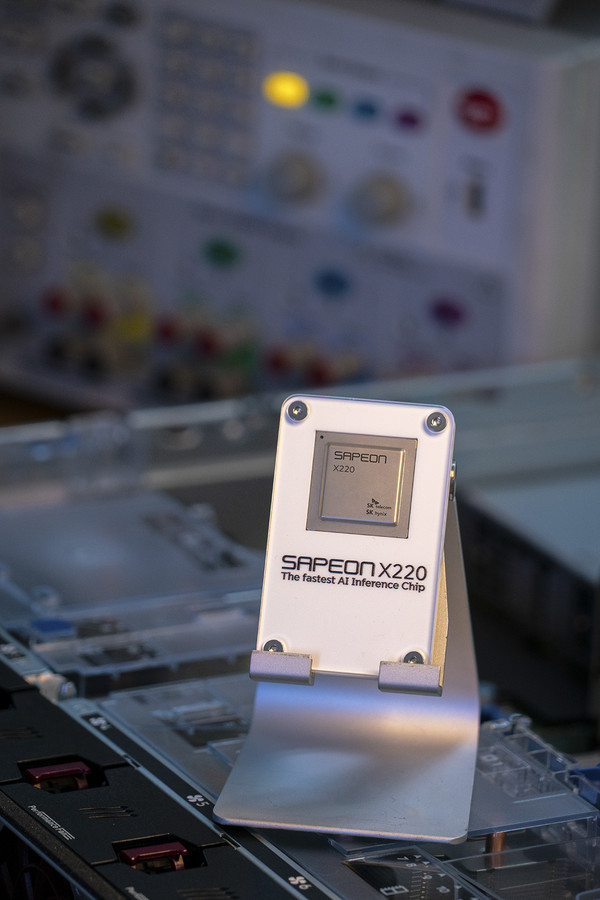 AI 반도체가 적용된 제품. (사진=SK텔레콤)