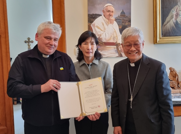 (왼쪽부터) 콘라드 크라예프스키 추기경, 김정수 삼양식품 부회장, 유흥식 라자로 추기경. (사진=삼양식품)