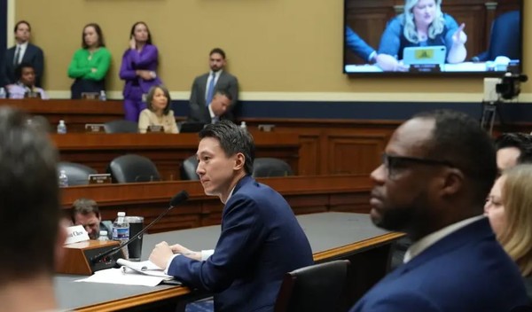 미 의회 청문회에 출석한 틱톡 CEO 슈지 추가 의원들의 질문에 답변하고 있다. (사진=뉴욕타임즈)