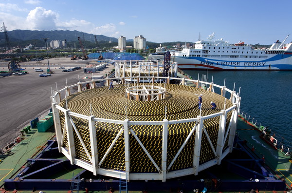 LS전선이 동해시 사업장 인근 동해항에서 해저케이블을 선적하고 있다(사진:LS그룹)