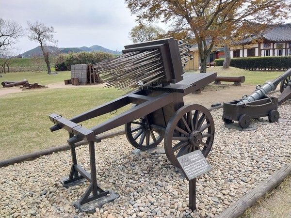 충남 서산시 해미읍성에 전시된 옛 조선시대 무기이며, 본문 기사와는 직접 관련이 없음.