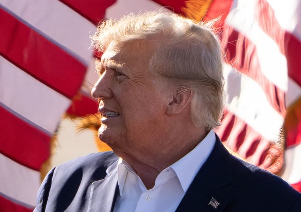 성추문 사건으로 기소된 트럼프 전 미국대통령이 자신의 '트루스 소셜'이나, 트위터를 통한 '소셜미디어' 전략으로 자신을 적극 방어하는 한편, 사법당국과 민주당을 격렬히 비난하고 있다.(사진=게티 이미지)