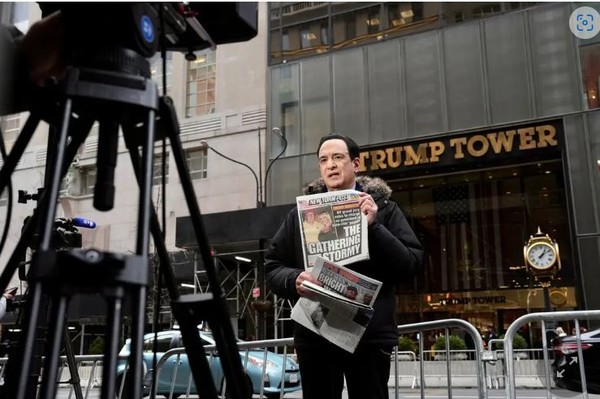 기소 소식이 전해진 직후 취재진들이 '트럼프 타워' 앞에서 관련 소식을 전하고 있다. (사진=NYT)