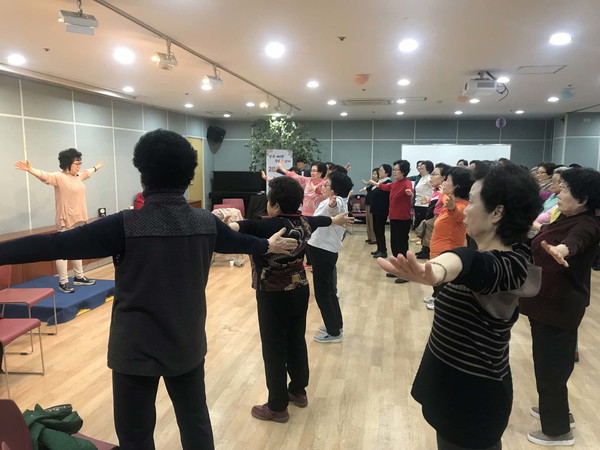 노인대학에서 어르신들이 건강체조를 하고 있는 모습으로 본문 기사와는 직접 관련이 없음.